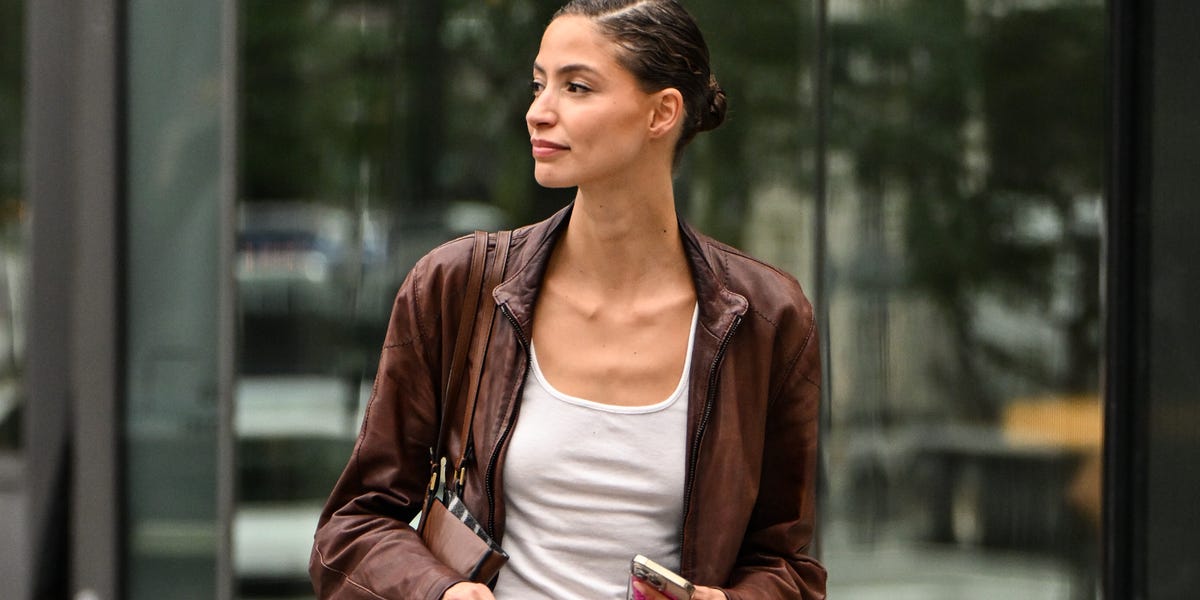 La chaqueta efecto piel marrón chocolate de 59€ de Mango que sienta bien a todas (disponible desde la XXS a la 4XL)