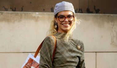 La elegante capa con foulard de cuadros de Zara que las estilosas combinan con vaqueros