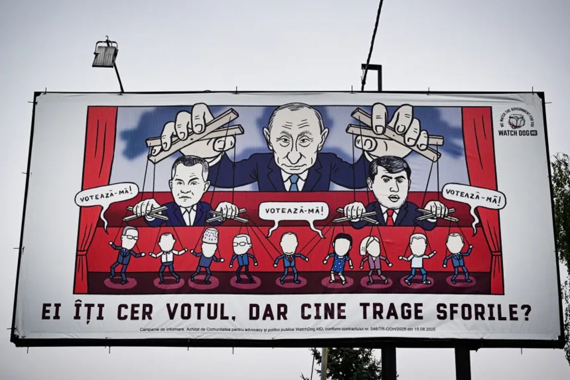 Un cartel muestra al presidente Vladimir Puting tirando de las cuerdas de los fugitivos Ilan Shor, a la derecha, y Vladimir Plahotniuc, a la izquierda, con la leyenda 