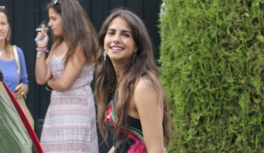 La hija de Rosario Flores hace una espectacular reaparición con un vestido burdeos tendencia de otoño en el Festival de San Sebastián