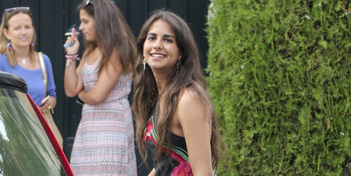 La hija de Rosario Flores hace una espectacular reaparición con un vestido burdeos tendencia de otoño en el Festival de San Sebastián