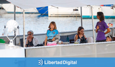 La flotilla antijudía recala en Menorca para reponerse tras sólo un día de viaje y Colau se lamenta: "Se movía todo"