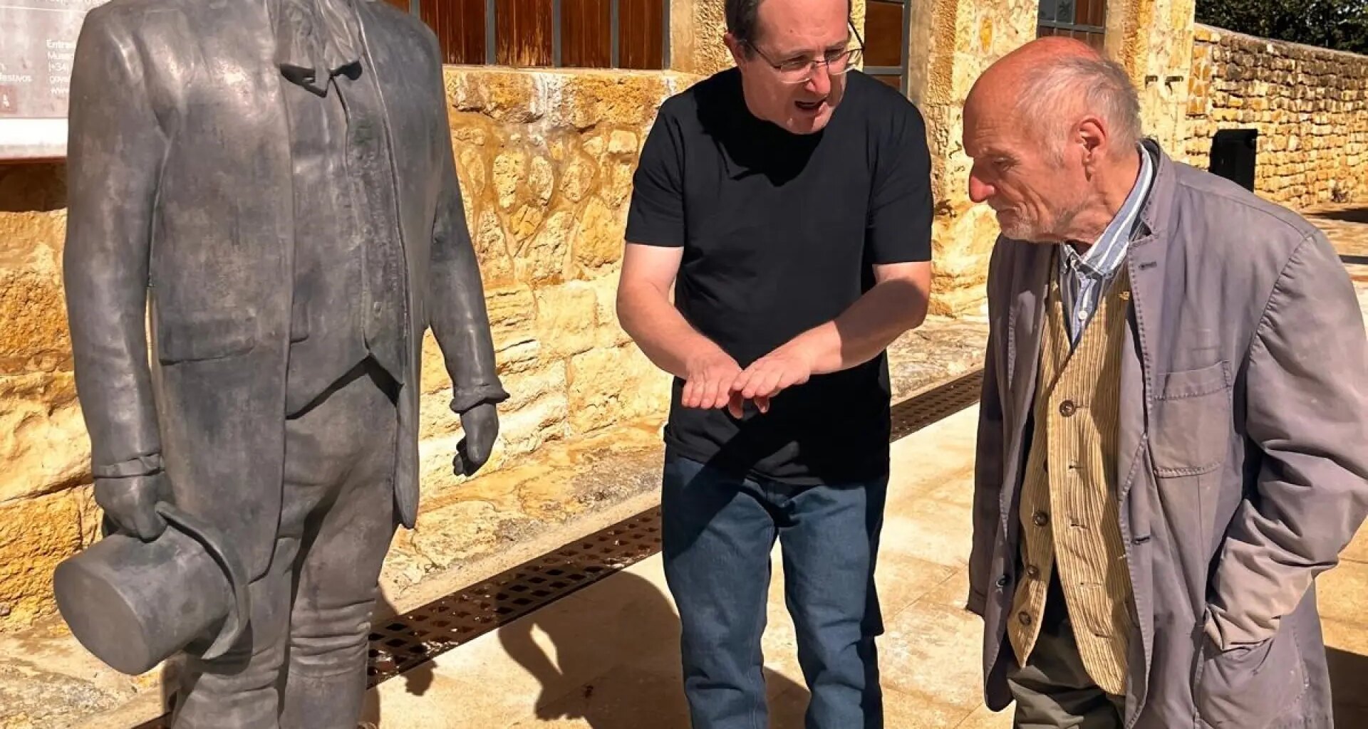 Antonio López y Andrés García Ibáñez llevan su estatua de Goya a Fuendetodos