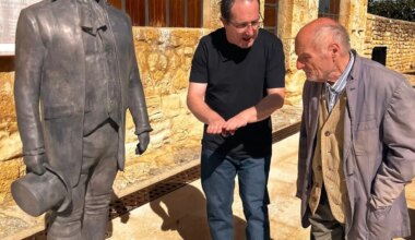 Antonio López y Andrés García Ibáñez llevan su estatua de Goya a Fuendetodos