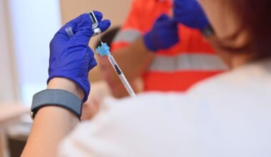 La vacuna de la gripe que viene: Sanidad la separa de la covid y fija objetivos en niños