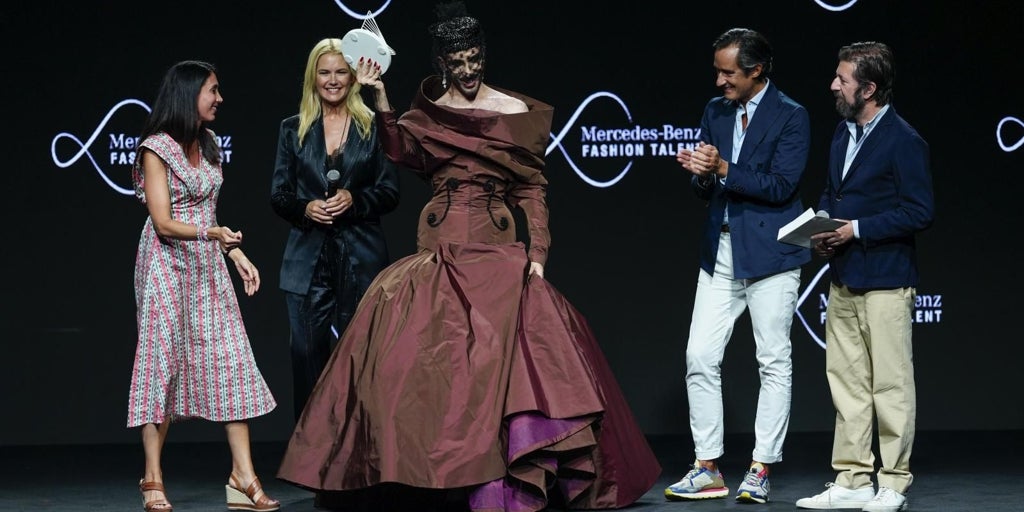 El burgalés Guillermo Décimo gana la 26ª edición del premio Mercedes-Benz Fashion Talent