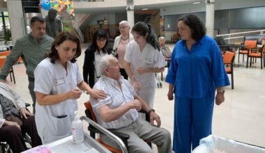 Más de 4.000 mayores comienzan a recibir la vacuna del covid y la gripe en A Coruña - La Voz de Galicia