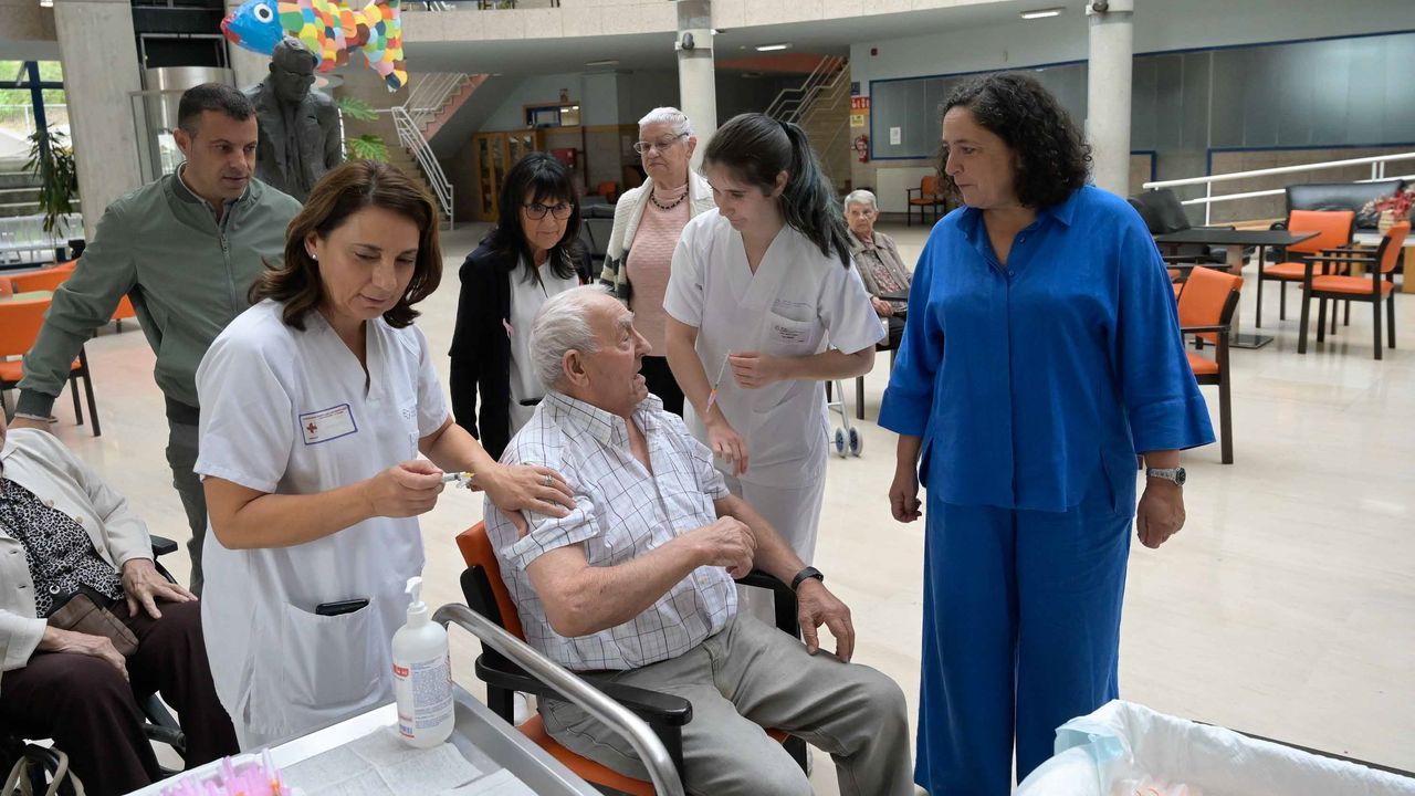 Más de 4.000 mayores comienzan a recibir la vacuna del covid y la gripe en A Coruña - La Voz de Galicia