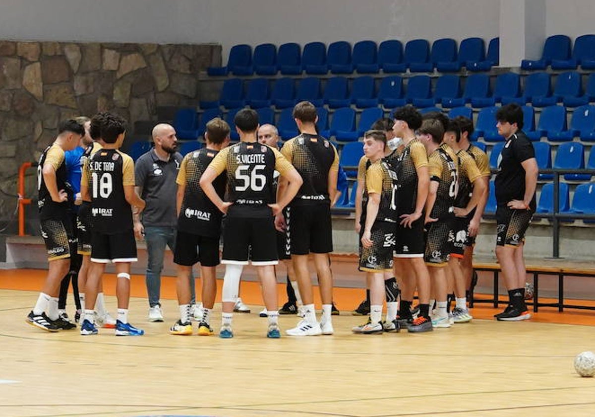 El BM Salamanca se estrena con derrota en Liga ante el filial del Torrelavega (38-26)