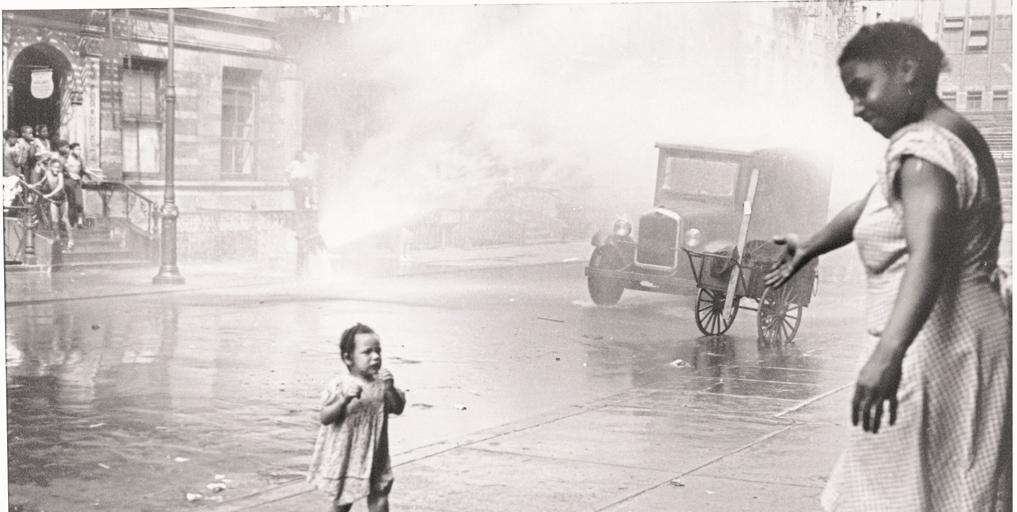 Helen Levitt, la cámara que inmortalizó la vida de los niños 'salvajes' en las calles de Nueva York