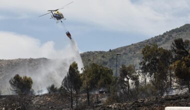 Seis viviendas desalojadas y cortes de tráfico por un incendio forestal en Benalmádena