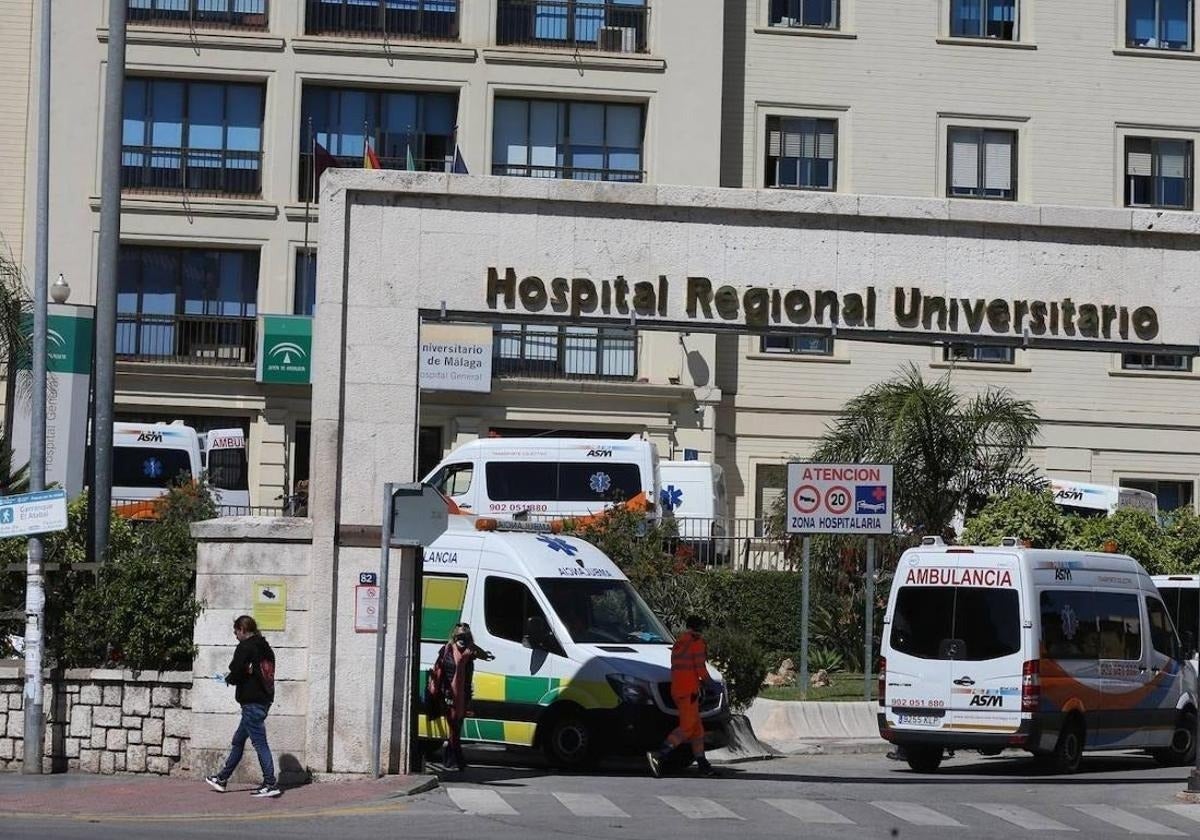 Muere un hombre de 49 años tras precipitarse por unas escaleras en el Hospital Regional de Málaga