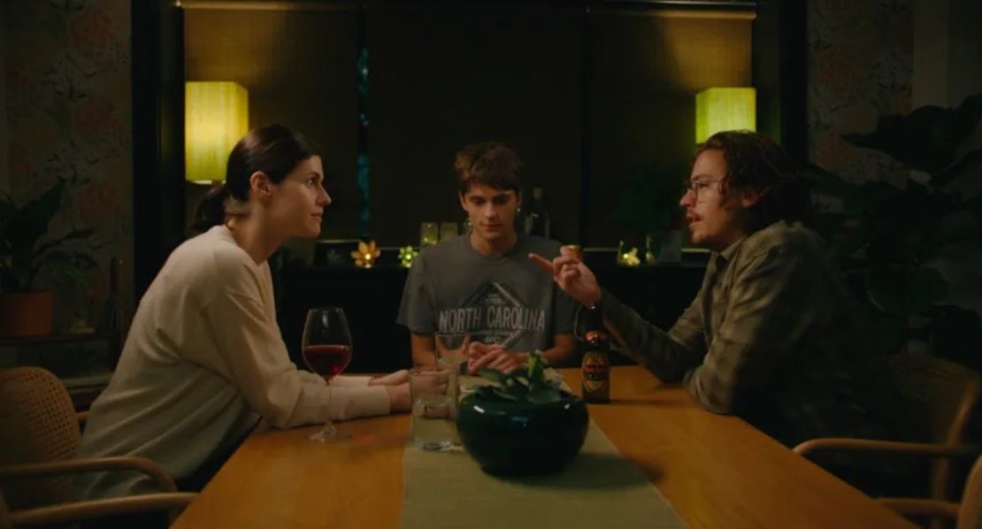 Alexandra Daddario, Corey Fogelmanis y Cole Sprouse en “I Wish You All the Best