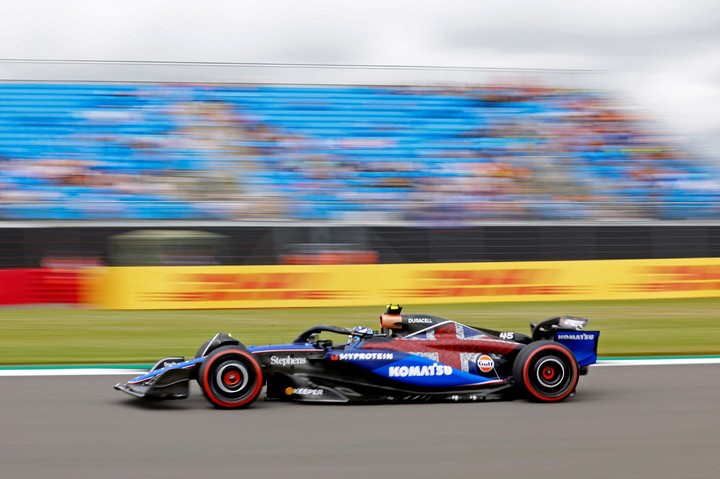 Franco Colapinto girando con el Williams FW46 en Silverstone, en 2024. (REUTERS/Peter Cziborra)