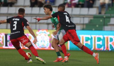 El Racing remonta ante la Ponferradina y sienta los cimientos de su fortín en A Malata (2-1) - La Voz de Galicia