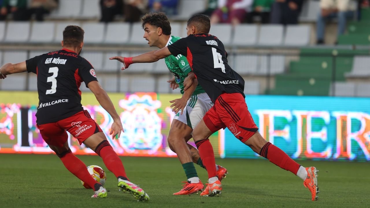 El Racing remonta ante la Ponferradina y sienta los cimientos de su fortín en A Malata (2-1) - La Voz de Galicia