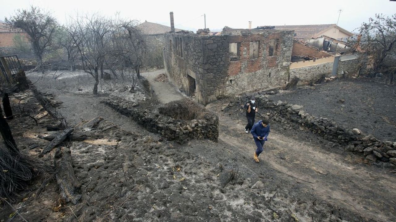 El fuego da un respiro en Pantón tras cebarse con la ribera del Cabe - La Voz de Galicia