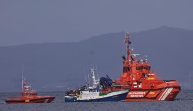 Rescatan a los once tripulantes de un pesquero frente a la costa de A Coruña - La Voz de Galicia