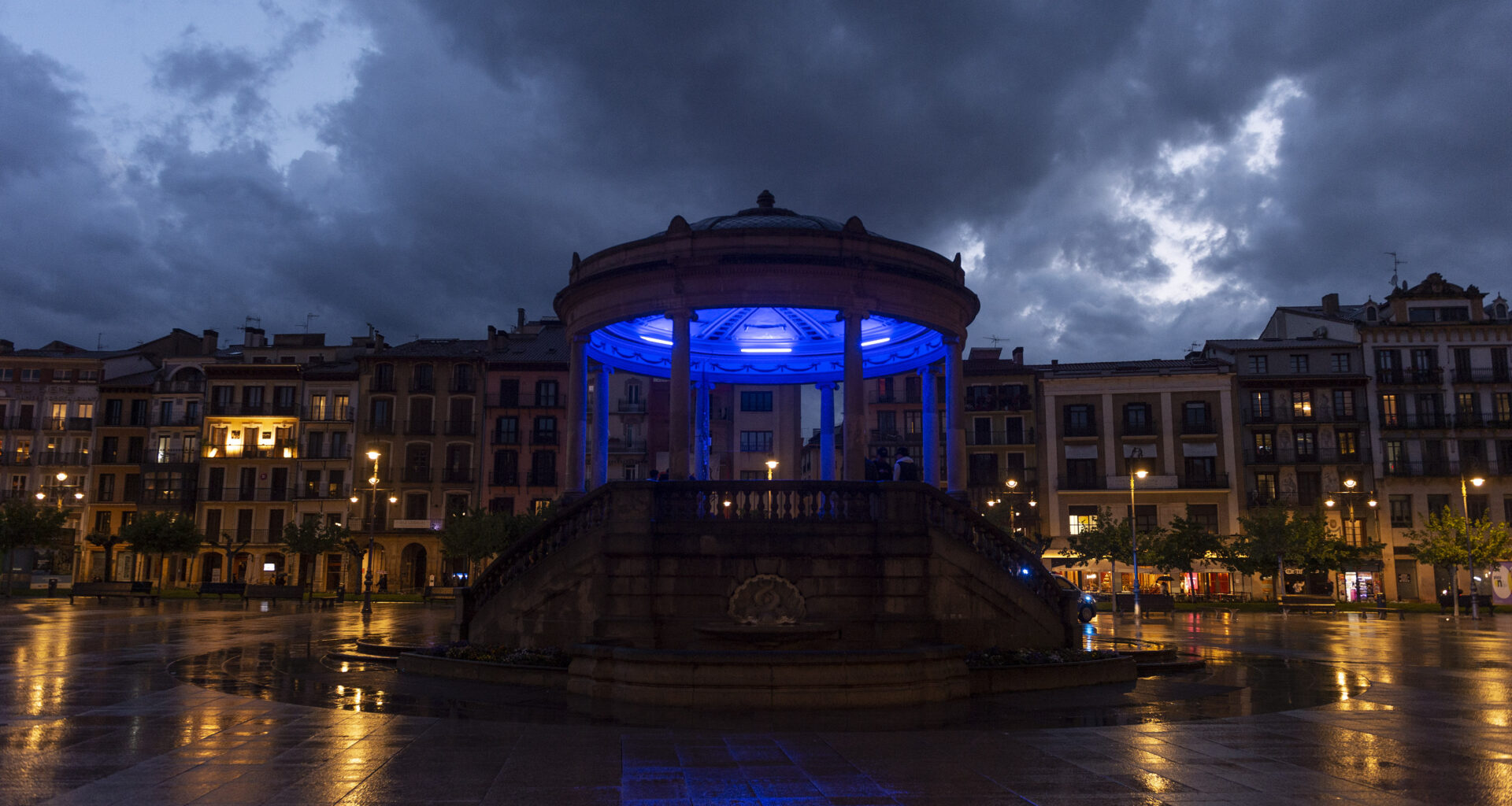 El kiosco de la Plaza del Castillo se iluminará esta noche de amarillo y violeta para conmemorar el Día Mundial del Trastorno Específico del Lenguaje