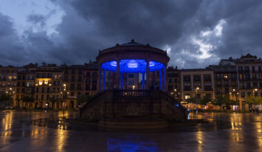 El kiosco de la Plaza del Castillo se iluminará esta noche de amarillo y violeta para conmemorar el Día Mundial del Trastorno Específico del Lenguaje