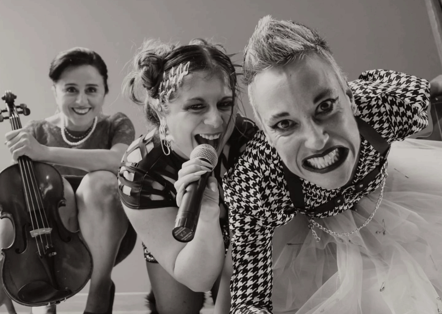 Eurolíder feminista: feministas hermosas y ridículas compiten en un reality show - Nortes