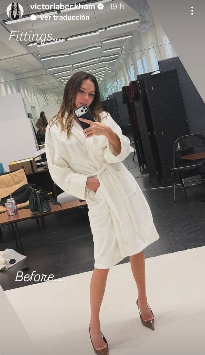 Victoria Beckham posa en albornoz y tacones de aguja victoria beckham albornoz