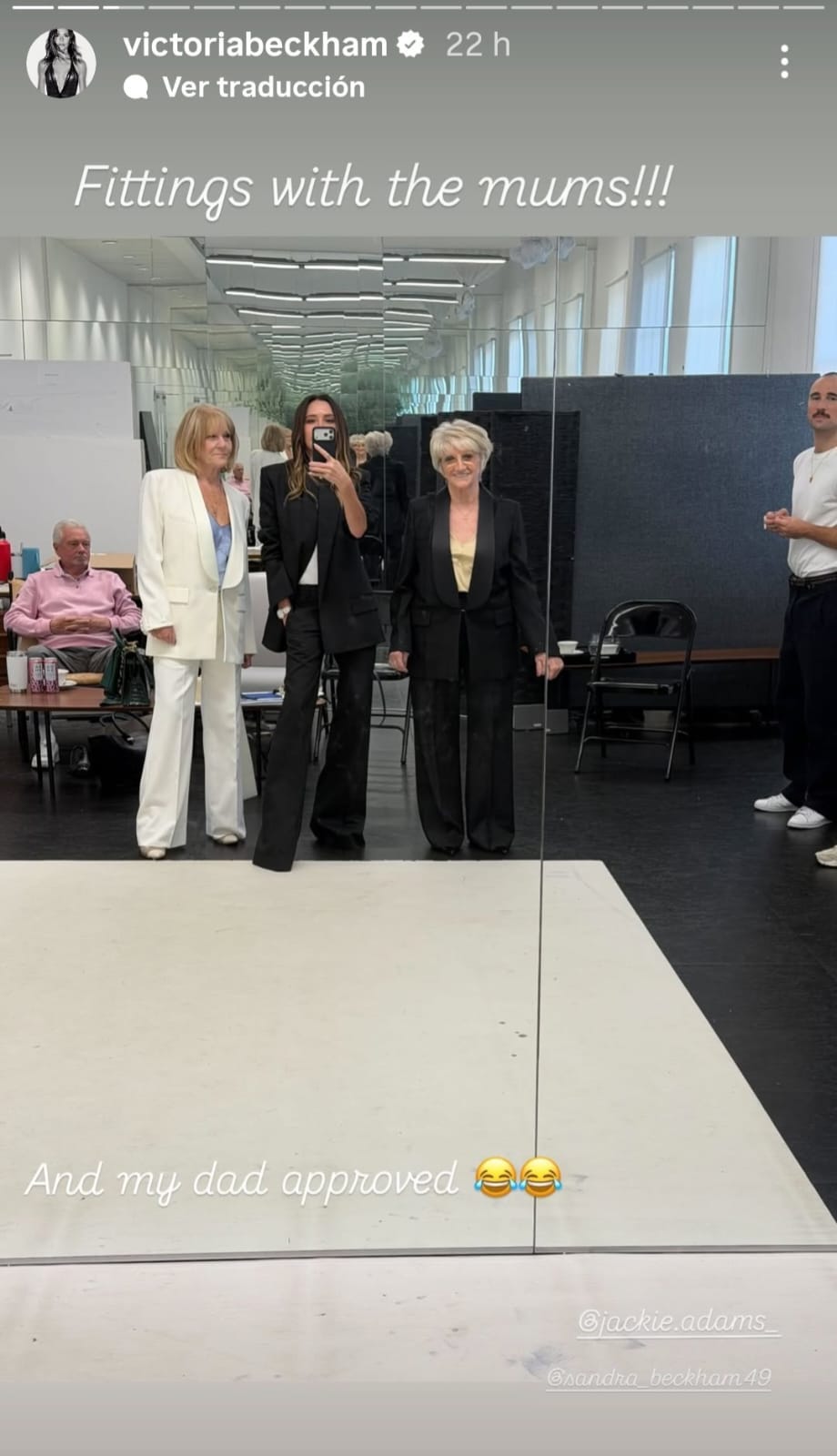 Victoria Beckham posa en albornoz y tacones albornoz tacones