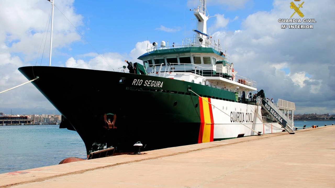 Detenidos dos ocupantes de la narcolancha en la que murió otro al chocar con una patrullera de la Guardia Civil en Algeciras