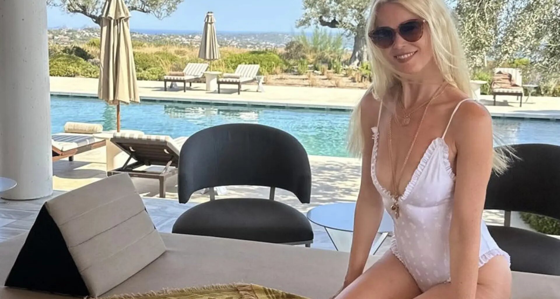 Claudia Schiffer, espectacular a sus 55 años, disfruta de su paraíso veraniego