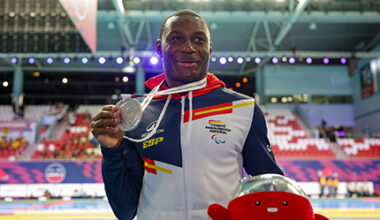 Mahamadou posa con su medalla de plata en Singapur