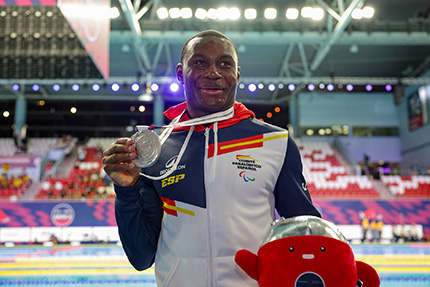 Mahamadou posa con su medalla de plata en Singapur