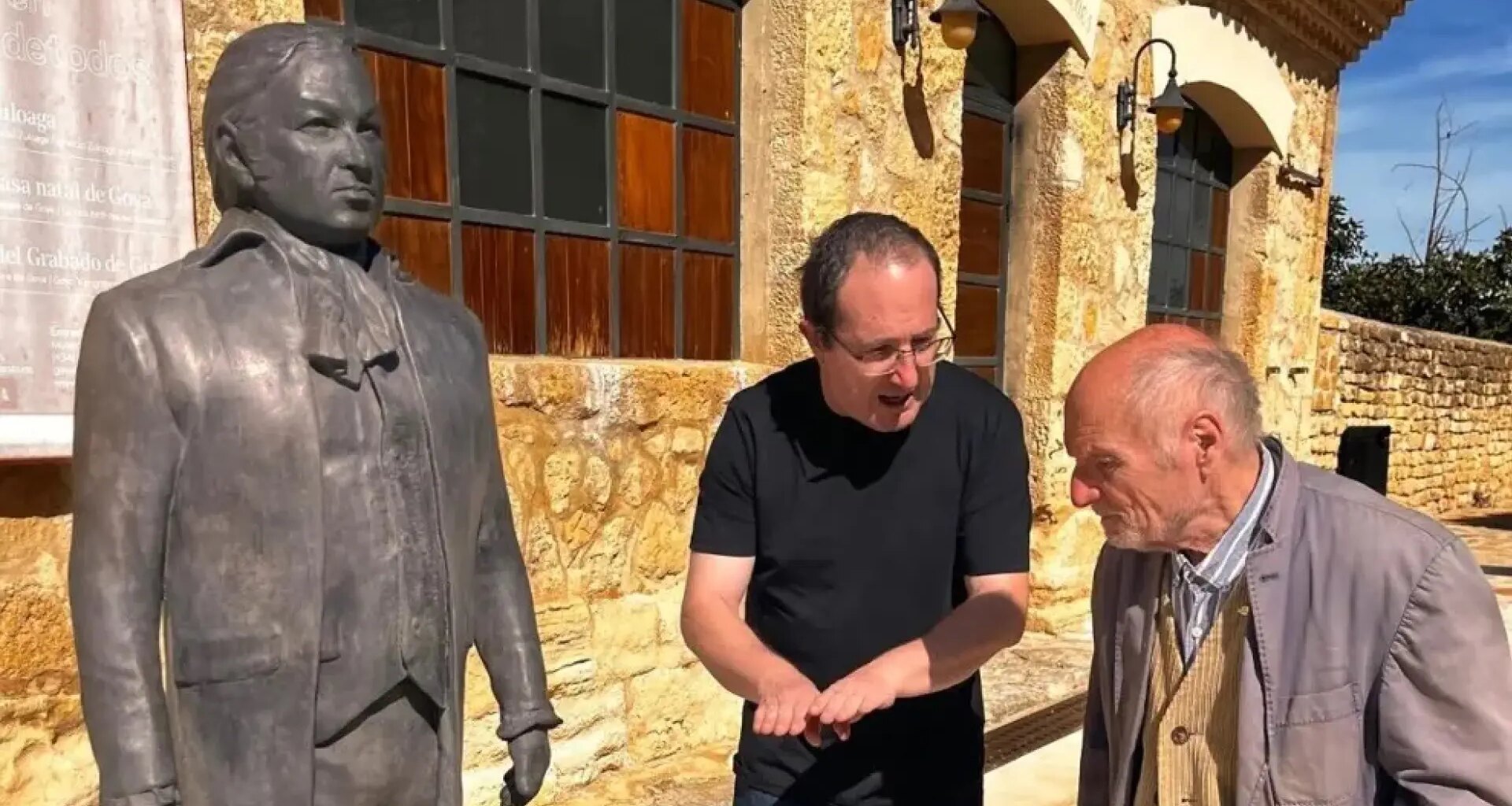 Fuendetodos prepara un día histórico con la instalación de la escultura de Antonio López