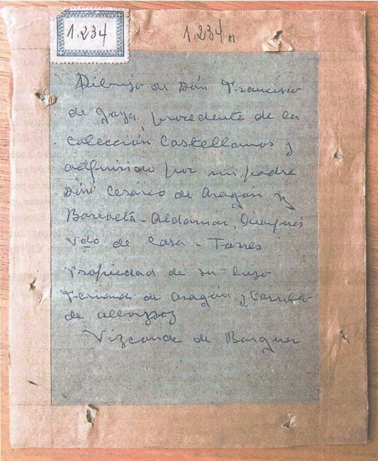 Inscripción manuscrita a bolígrafo de Fernando de Aragón en la trasera del marco que tenía el dibujo