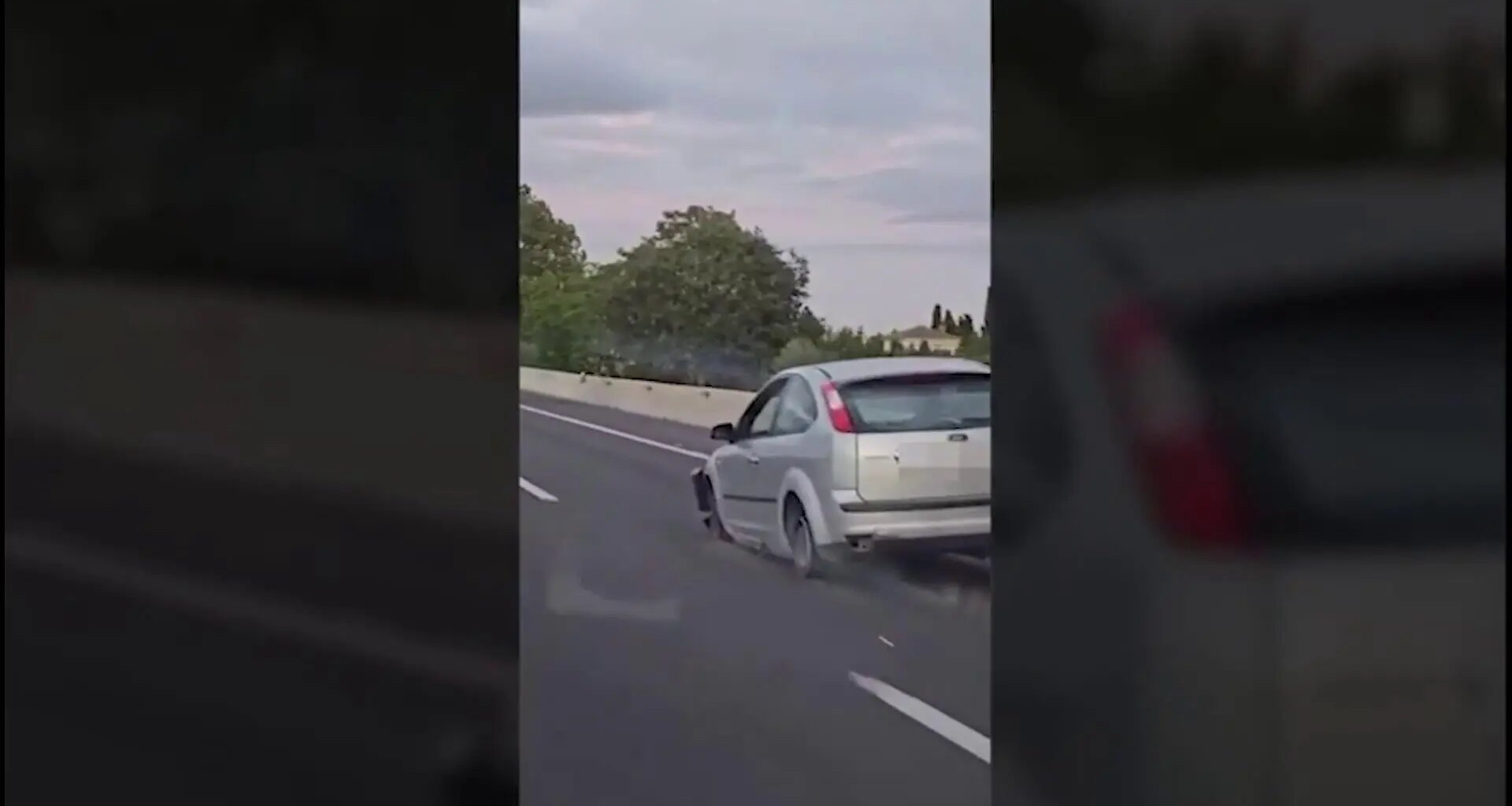 Una mujer ebria sufre un reventón y conduce 14 km sin dos ruedas de su coche