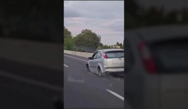 Una mujer ebria sufre un reventón y conduce 14 km sin dos ruedas de su coche