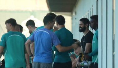 Isco, con muletas, visita a sus compañeros en la ciudad deportiva del Betis