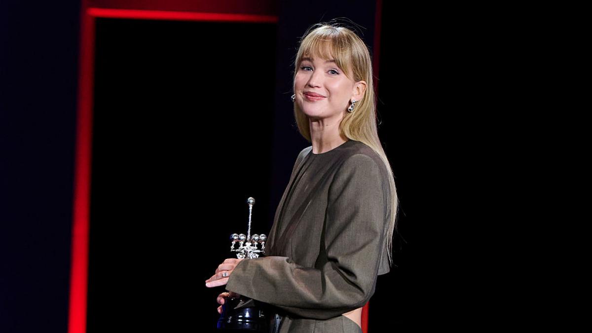 Jennifer Lawrence pisó fuerte en San Sebastián con una de las tendencias más controvertidas: tacones y calcetines