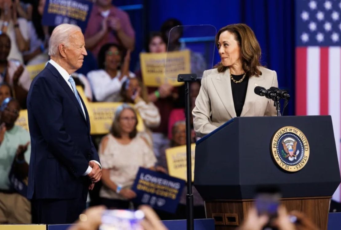 Joe Biden, a la izquierda, y Kamala Harris durante un evento en Upper Marlboro, Maryland, el jueves 15 de agosto de 2024. Biden regresó a la campaña electoral un mes después de finalizar su intento de reelección y respaldar a Harris.