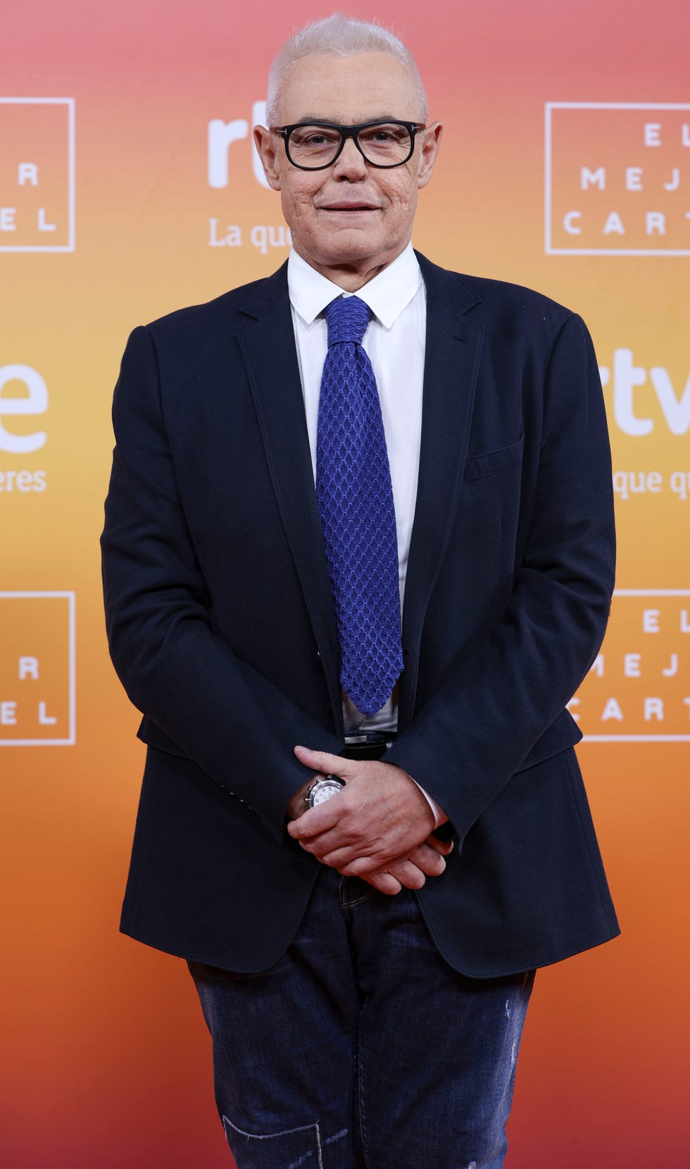 jordi gonzalez posa en una presentancion de tve