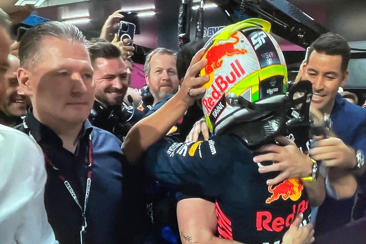 Jos Verstappen llama "cobarde" al padre de Pérez por su teoría sobre Checo y Max