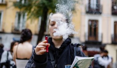 El Gobierno prohibirá fumar y vapear a los menores, con multas para sus padres