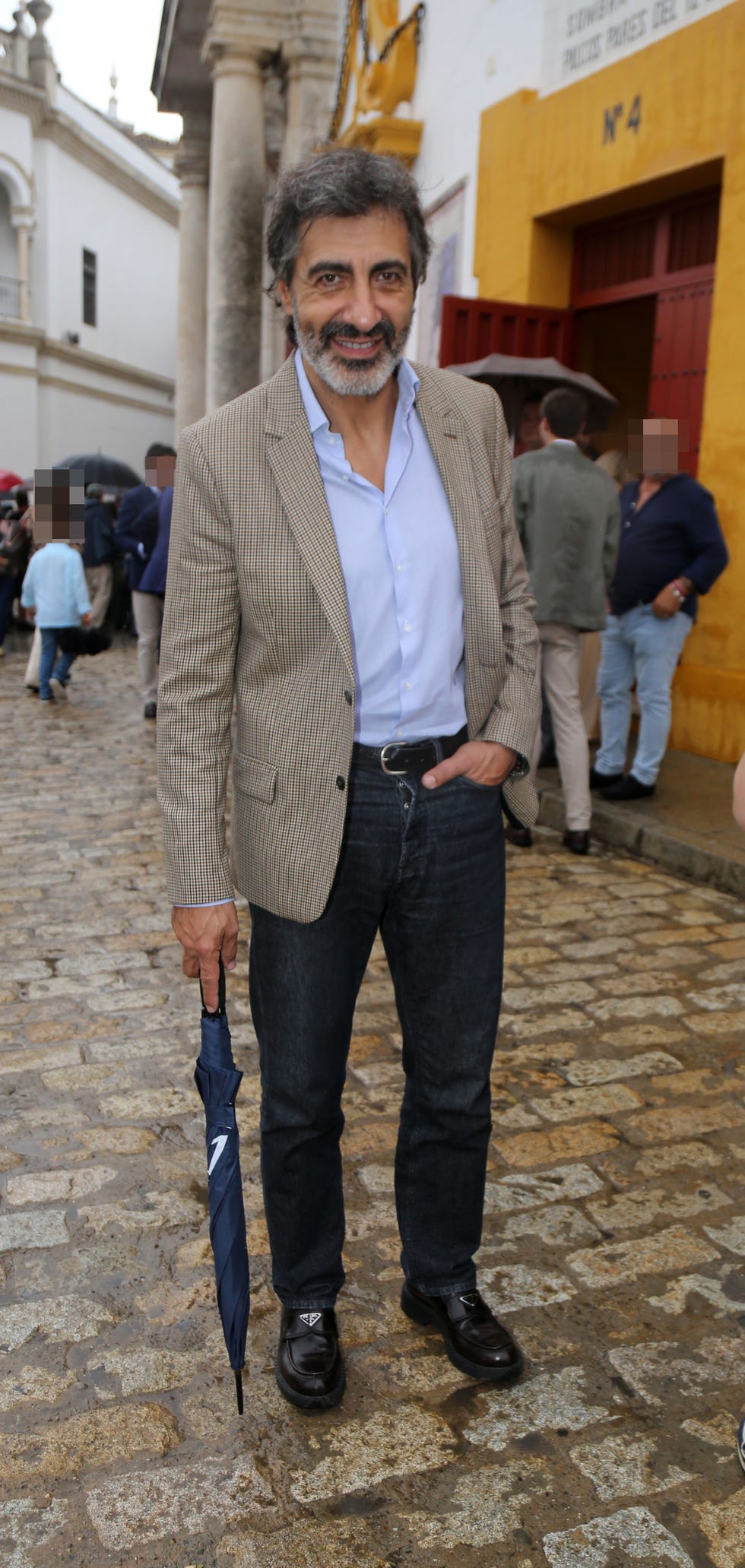 juan del val llega a la real maestranza de sevilla para ver una corrida de toros