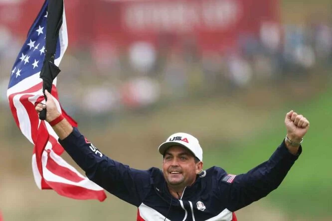Keegan Bradley ha corrido todo el hoyo 1 de Bethpage con la bandera de Estados Unidos para alentar al público.