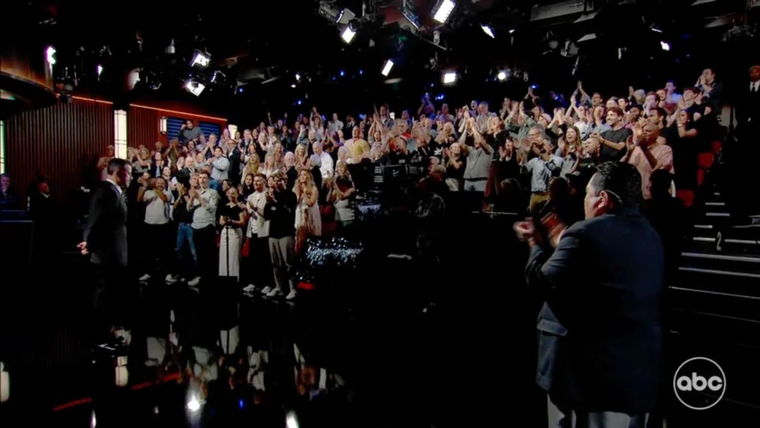 Un aplauso prolongado cuando Jimmy Kimmel regresó a ABC el martes.