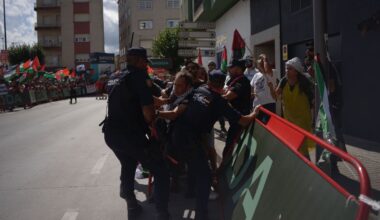 Cargas policiales y diez detenidos en la entrada de La Vuelta en Galicia en protesta por la presencia del equipo Israel - La Voz de Galicia