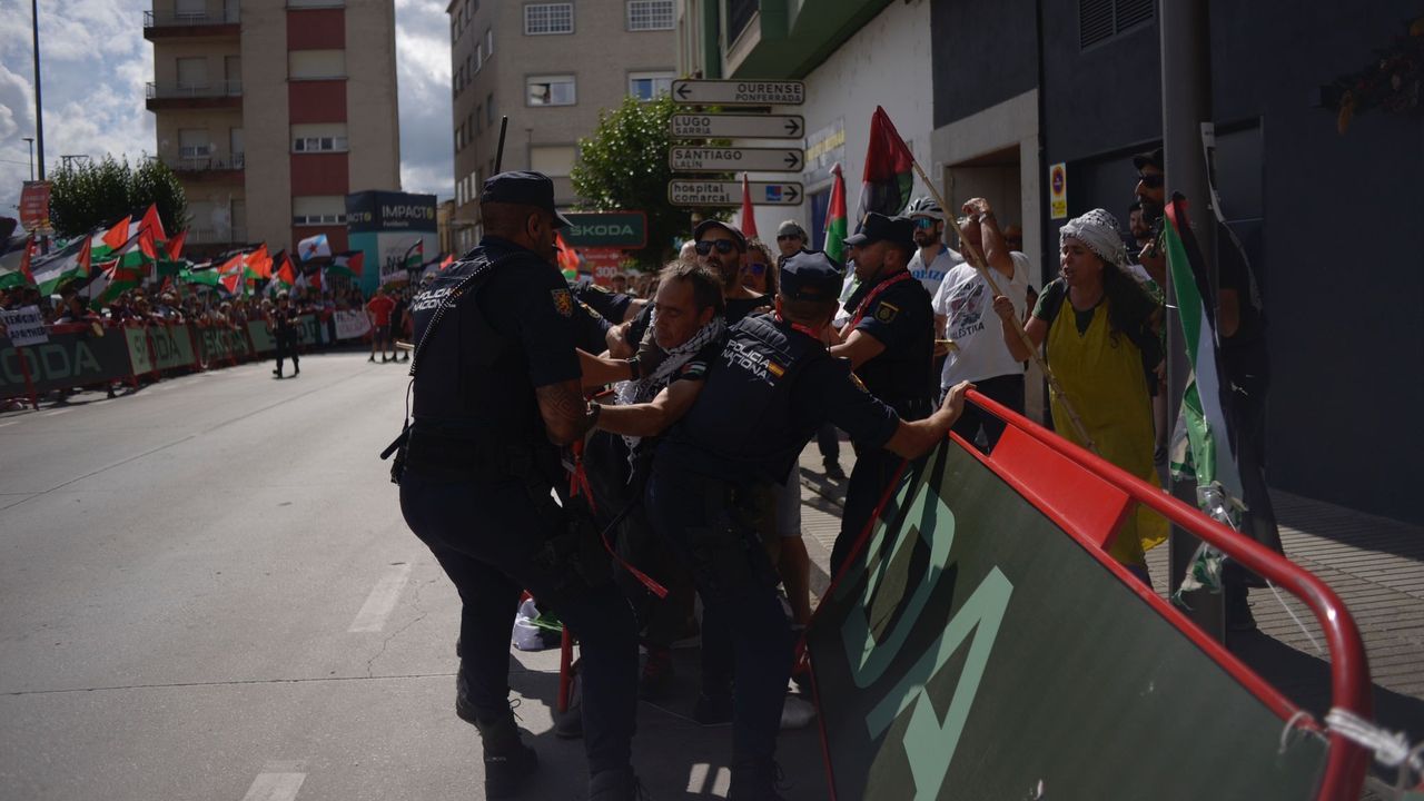 Cargas policiales y diez detenidos en la entrada de La Vuelta en Galicia en protesta por la presencia del equipo Israel - La Voz de Galicia