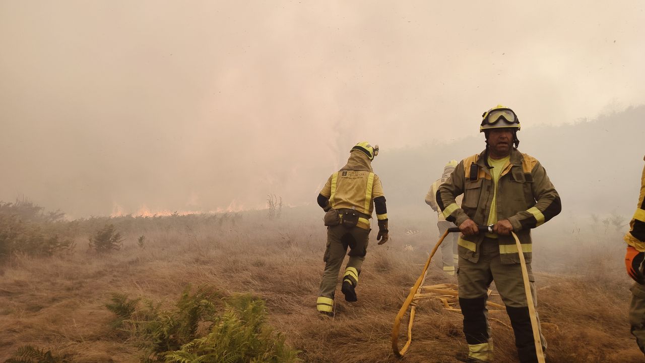 Los bomberos de Viveiro también están peleando para controlar el gran incendio de la Ribeira Sacra - La Voz de Galicia