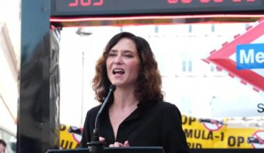 Dura apenas 30 segundos, pero lo que ocurre justo detrás de Ayuso en el inicio de la cuenta atrás del GP de Madrid trae cola