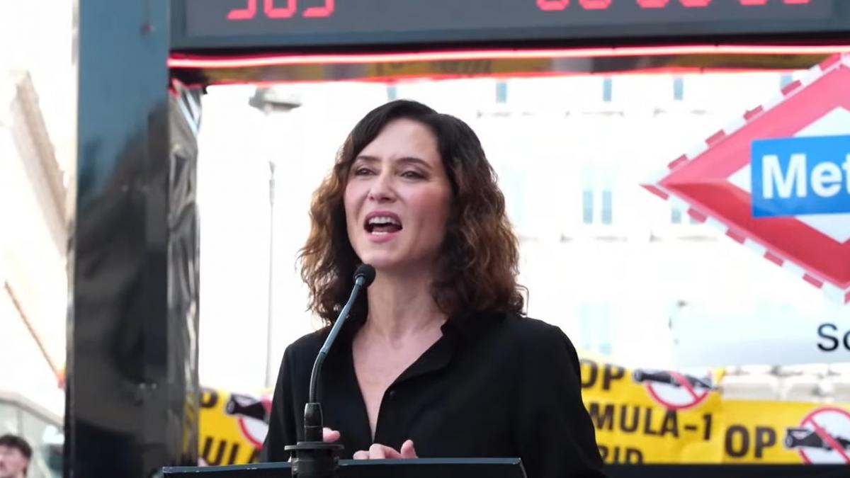 Dura apenas 30 segundos, pero lo que ocurre justo detrás de Ayuso en el inicio de la cuenta atrás del GP de Madrid trae cola