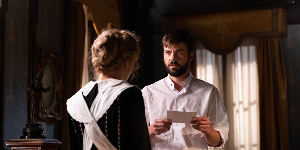 La serie de época que triunfa en Netflix con el actor que dio vida a Tomás en 'La Promesa'